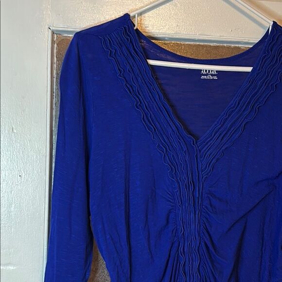 a.n.a. A New Approach Women’s Deep Blue Ruched V-Neck Top Size Large - Picture 2 of 5